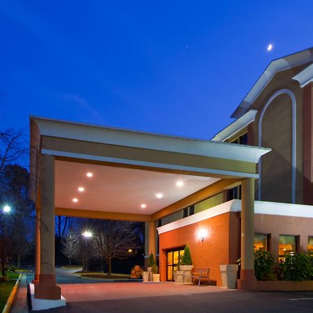 Holiday Inn Express Fairfax-Arlington Boulevard By Ihg Bagian luar foto