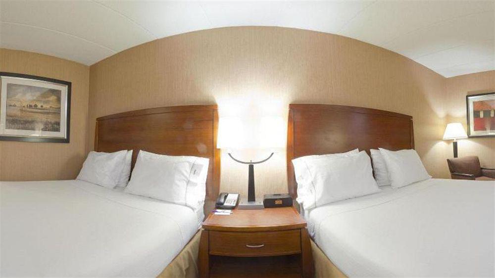 Holiday Inn Express Fairfax-Arlington Boulevard By Ihg Bagian luar foto