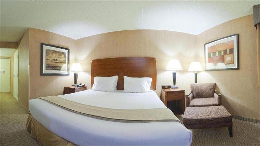 Holiday Inn Express Fairfax-Arlington Boulevard By Ihg Bagian luar foto