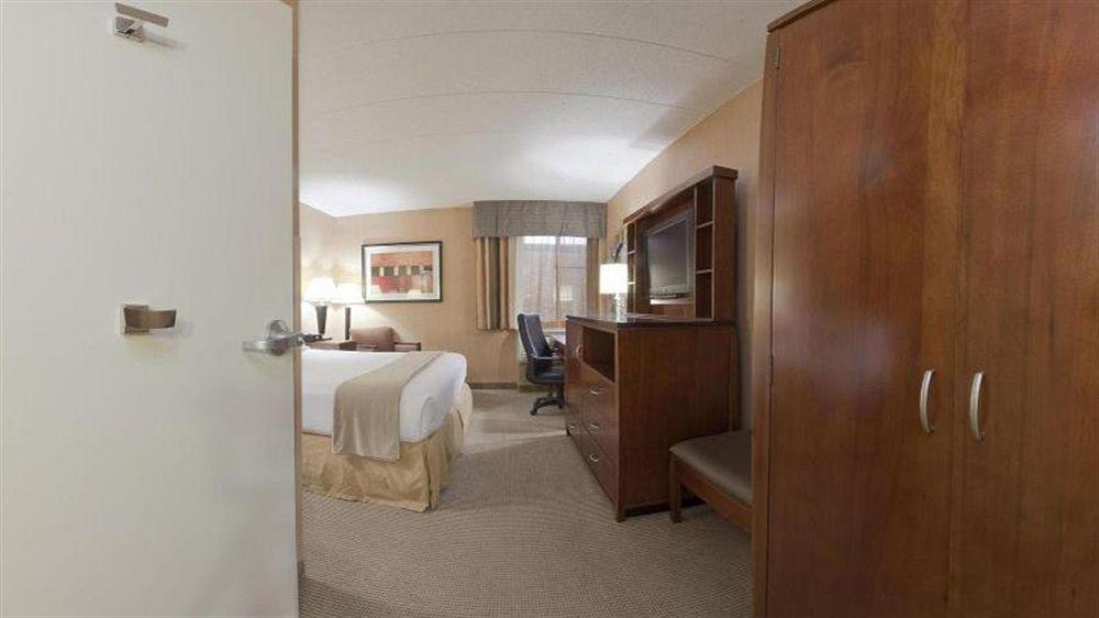 Holiday Inn Express Fairfax-Arlington Boulevard By Ihg Bagian luar foto