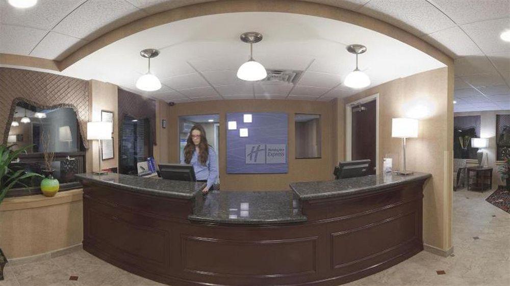Holiday Inn Express Fairfax-Arlington Boulevard By Ihg Bagian luar foto