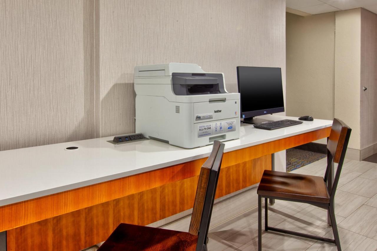Holiday Inn Express Fairfax-Arlington Boulevard By Ihg Bagian luar foto