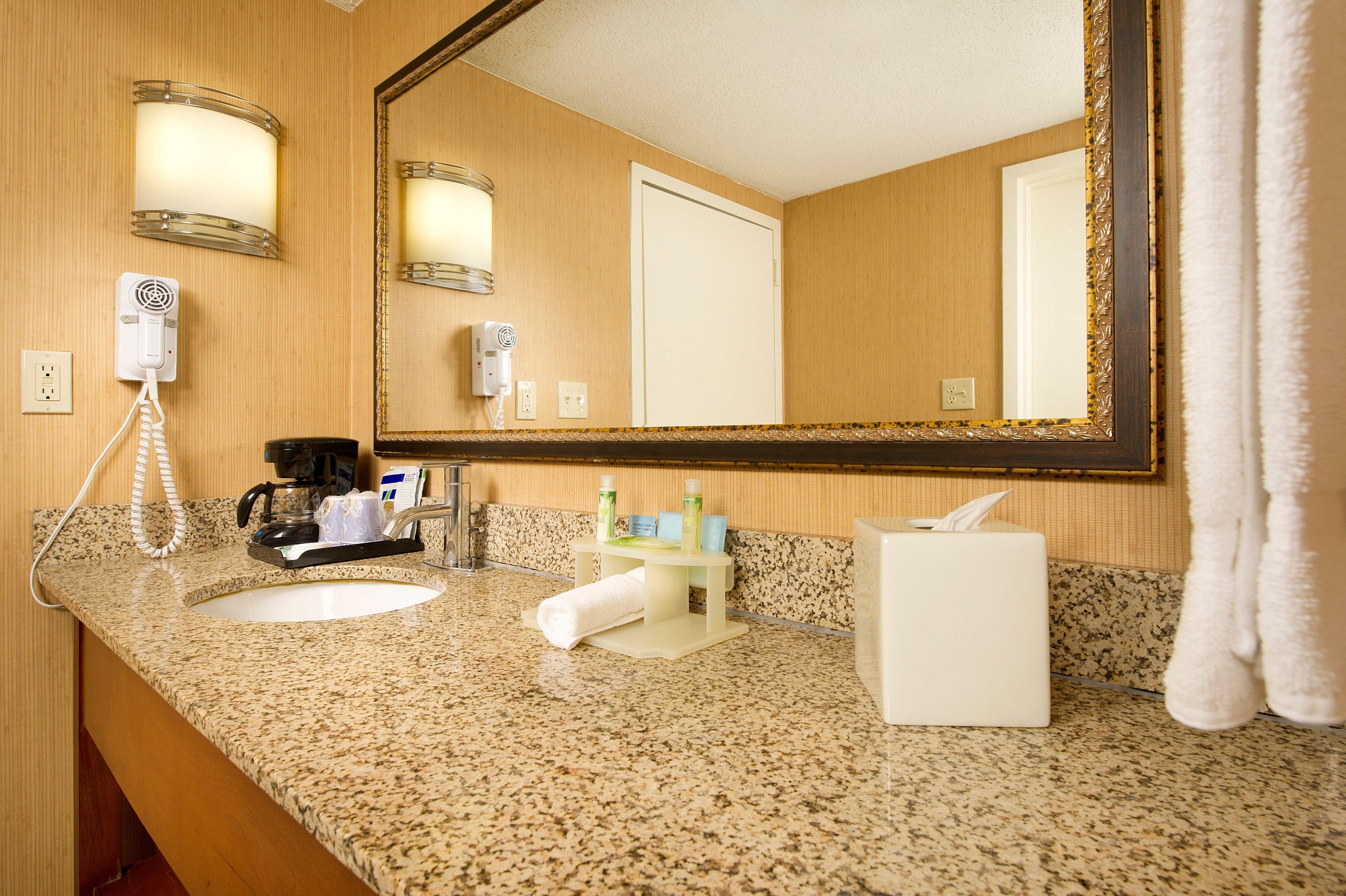 Holiday Inn Express Fairfax-Arlington Boulevard By Ihg Bagian luar foto