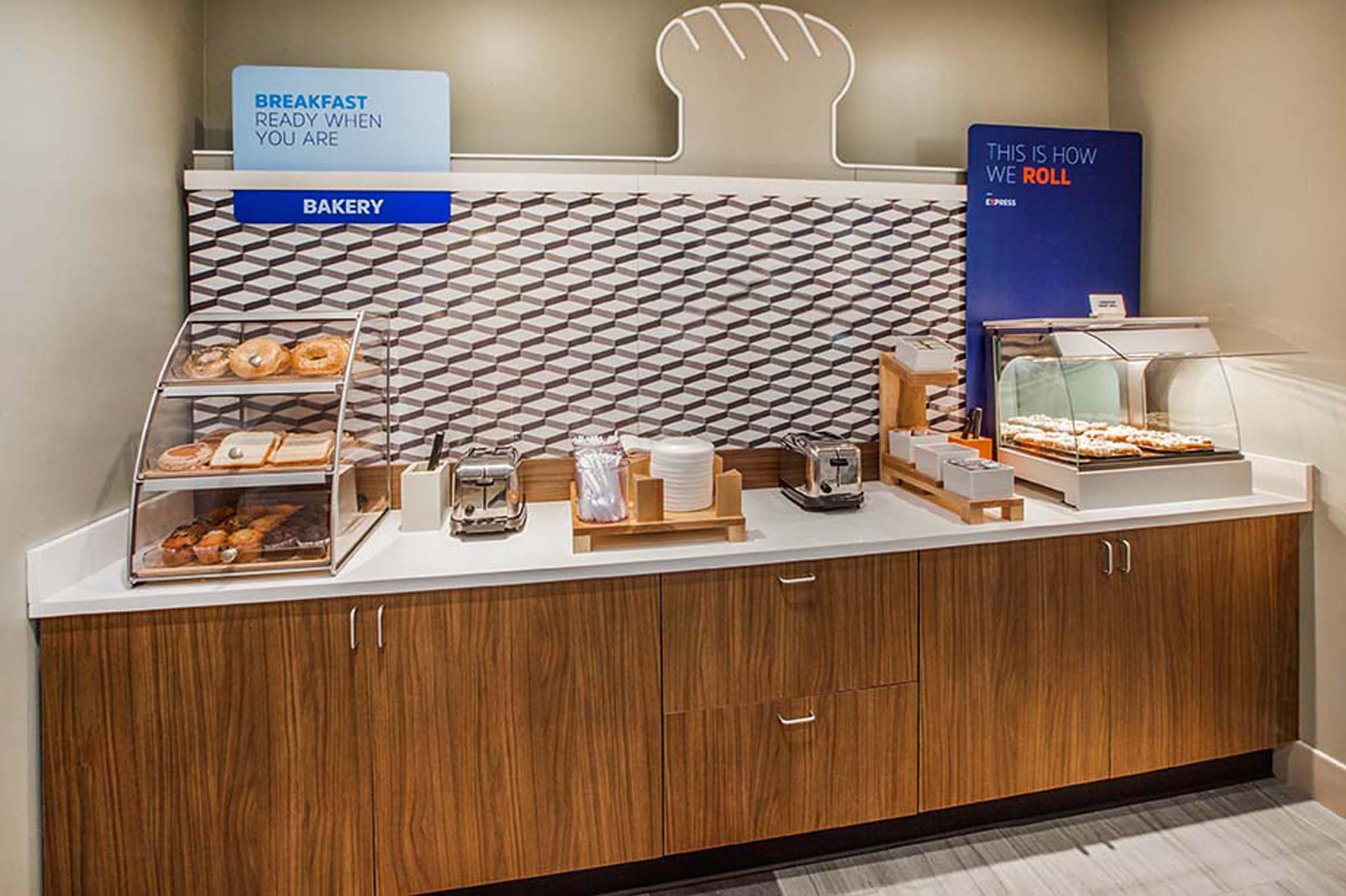 Holiday Inn Express Fairfax-Arlington Boulevard By Ihg Bagian luar foto