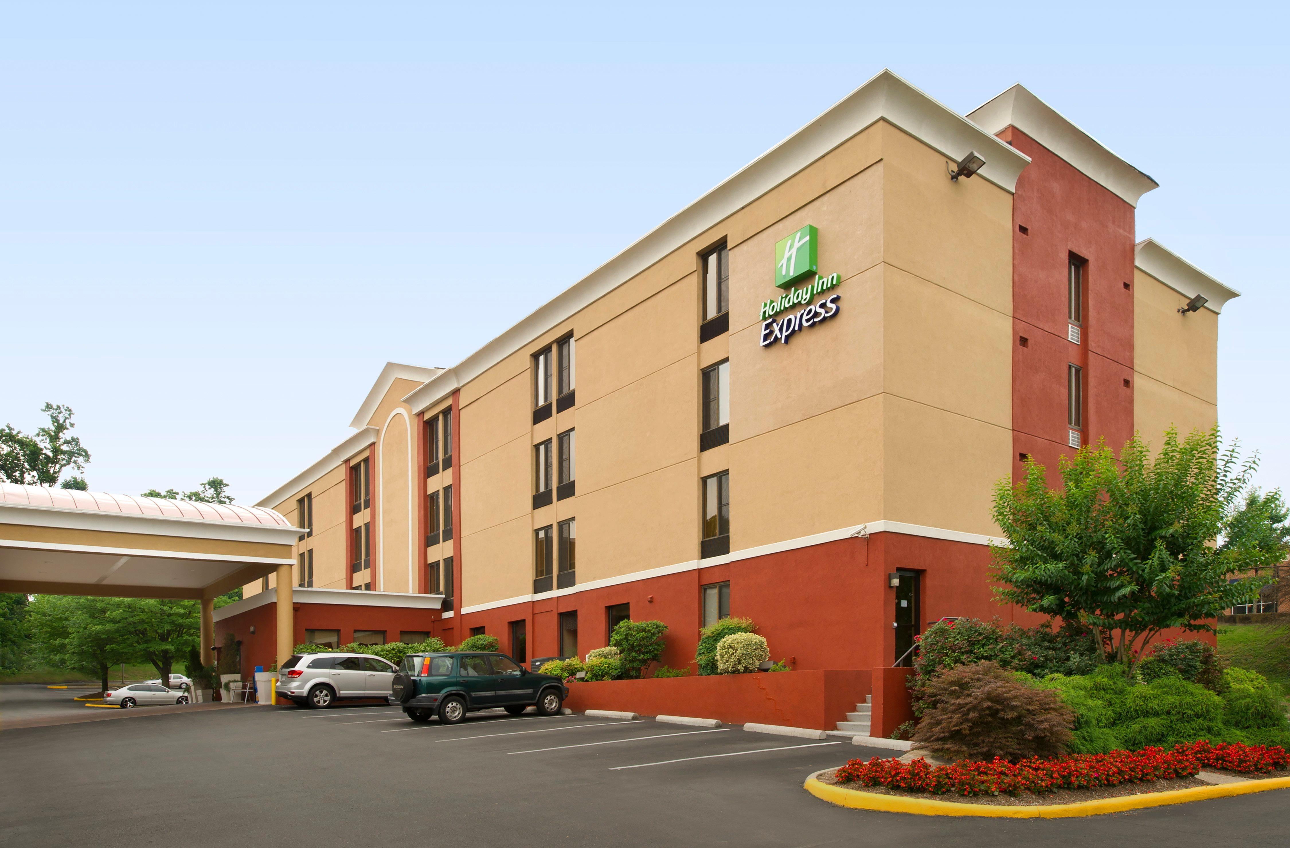 Holiday Inn Express Fairfax-Arlington Boulevard By Ihg Bagian luar foto