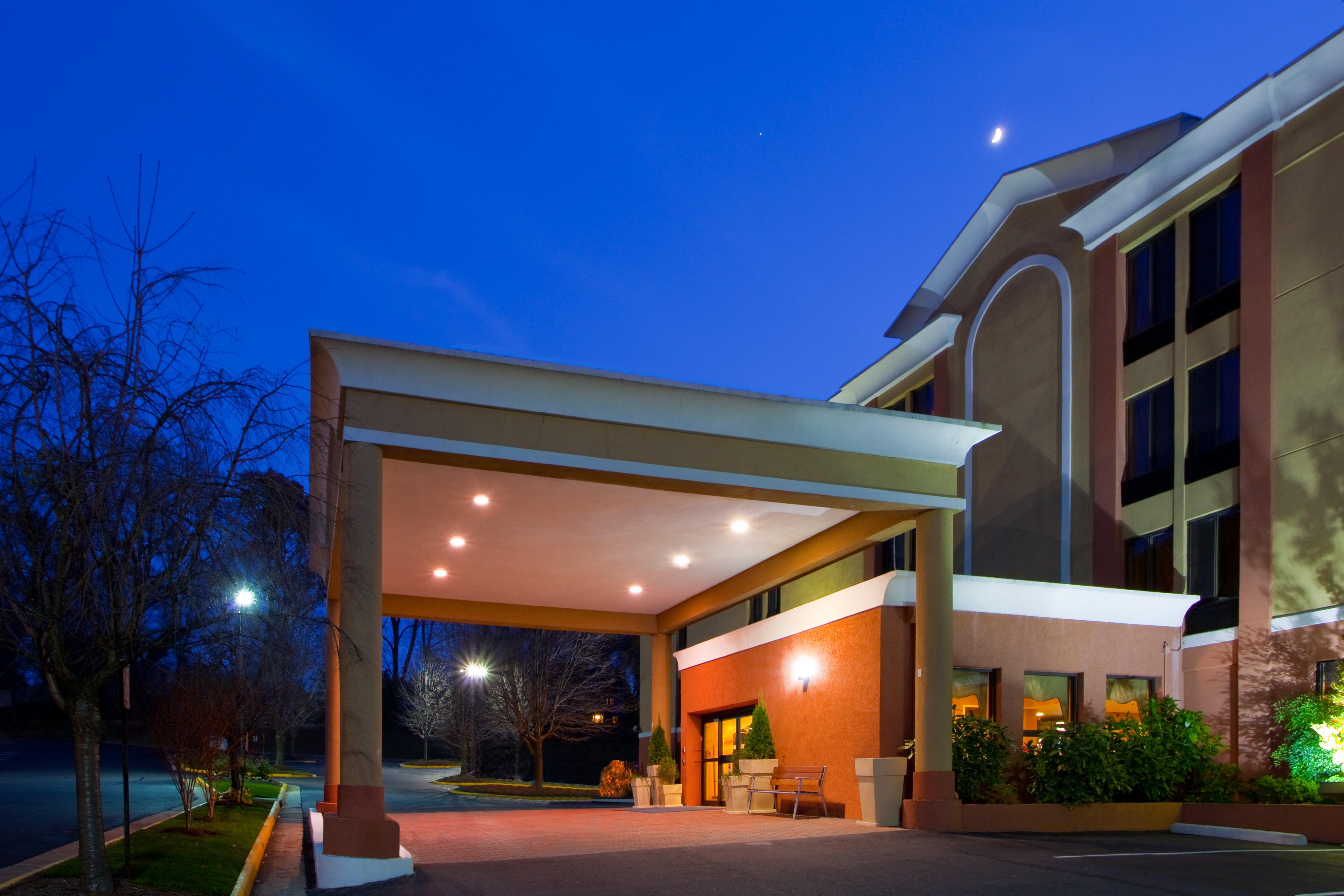 Holiday Inn Express Fairfax-Arlington Boulevard By Ihg Bagian luar foto
