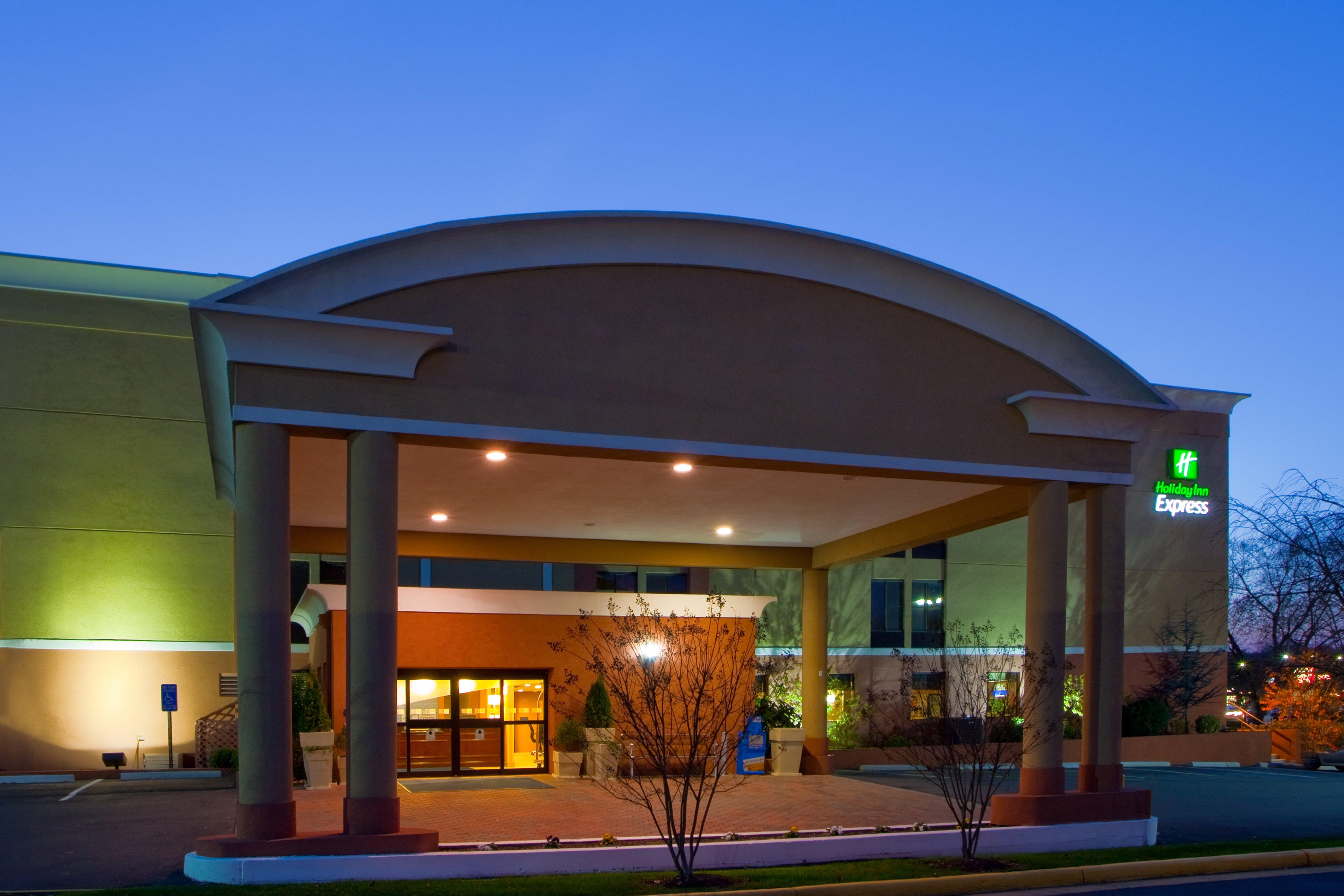 Holiday Inn Express Fairfax-Arlington Boulevard By Ihg Bagian luar foto