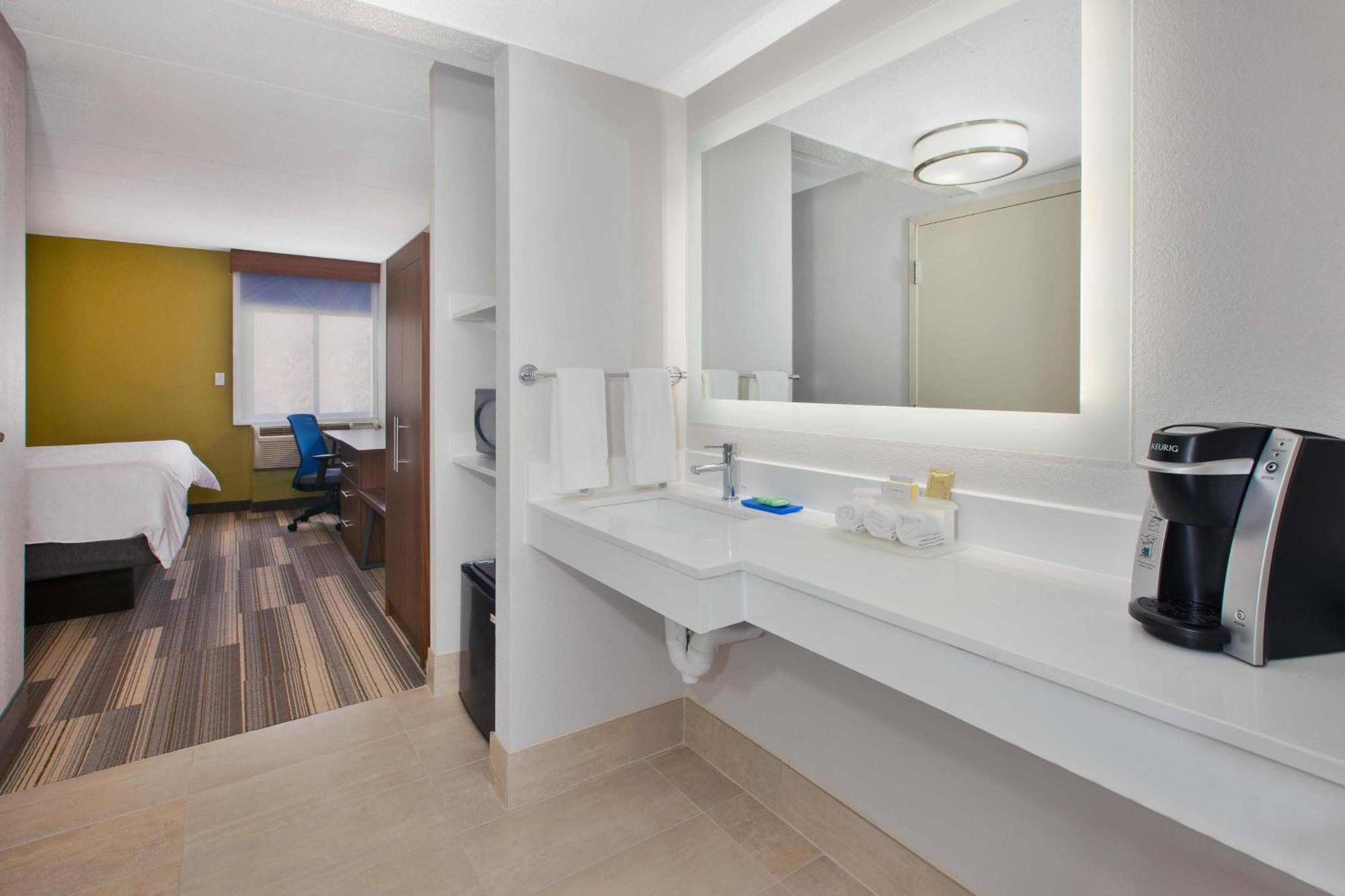 Holiday Inn Express Fairfax-Arlington Boulevard By Ihg Bagian luar foto