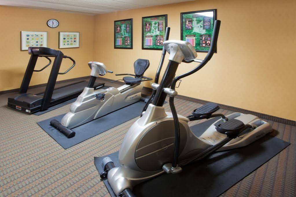 Holiday Inn Express Fairfax-Arlington Boulevard By Ihg Bagian luar foto