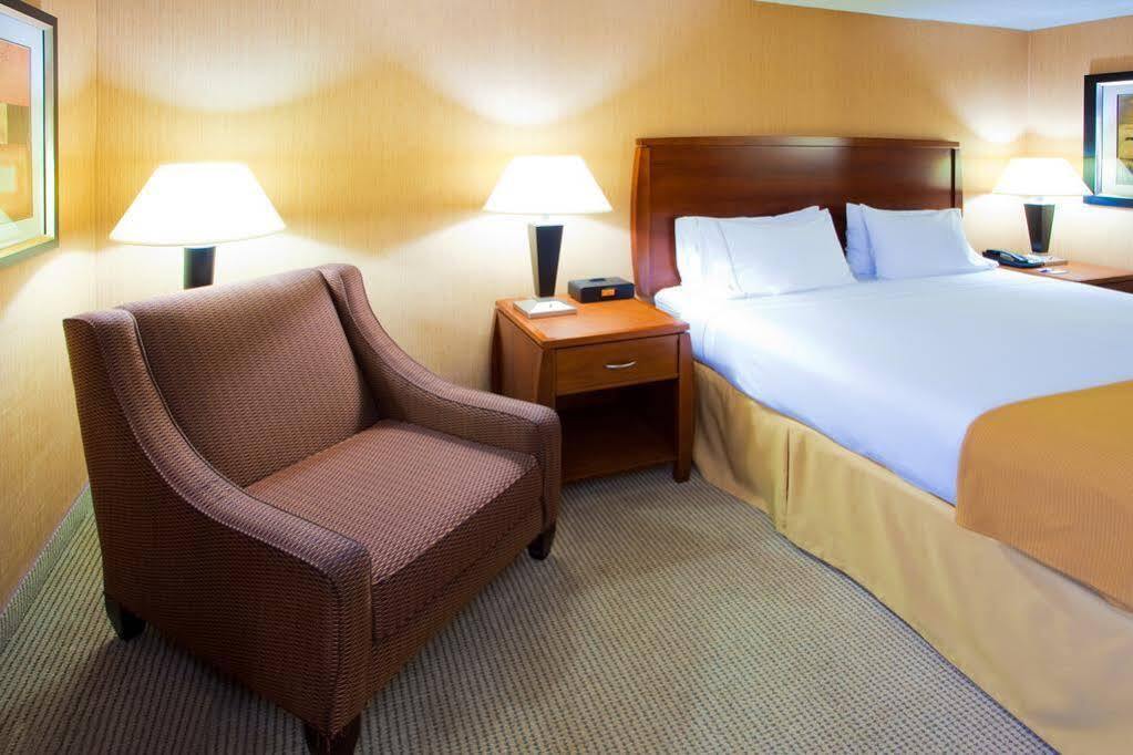 Holiday Inn Express Fairfax-Arlington Boulevard By Ihg Bagian luar foto