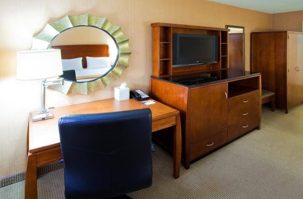 Holiday Inn Express Fairfax-Arlington Boulevard By Ihg Bagian luar foto